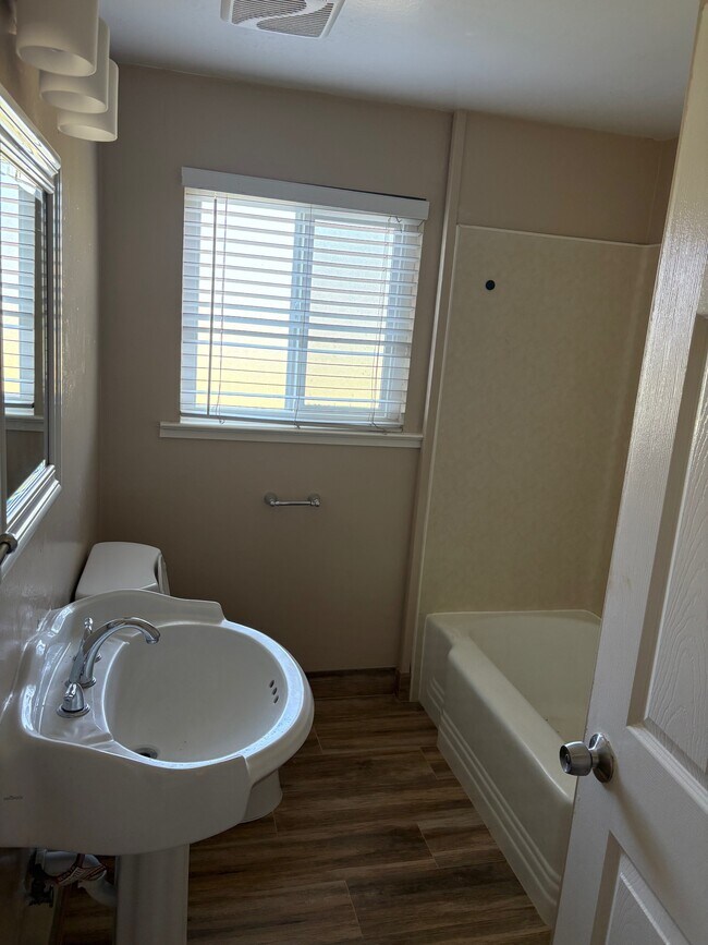 Building Photo - 6832 E Harvey Ave