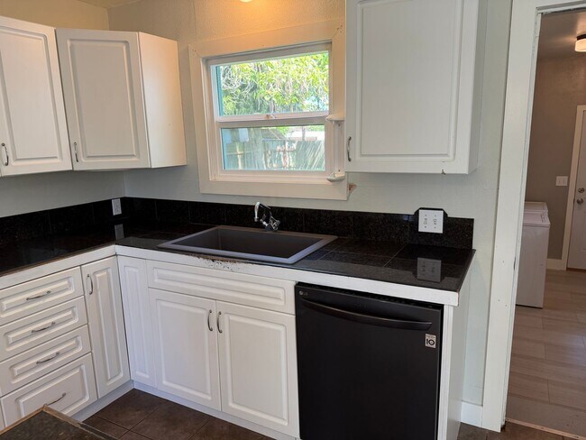 Building Photo - Large updated 2 bedroom 1 bathroom house in Springfield!