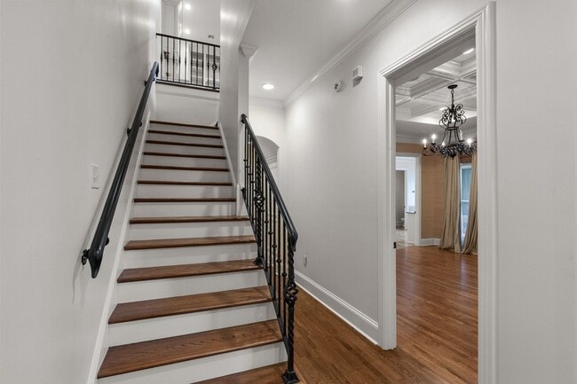 Building Photo - 2019 Overhill Dr