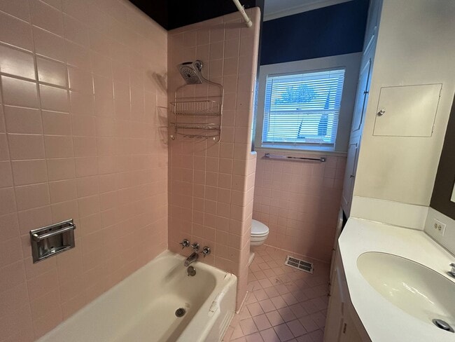 Building Photo - Gorgeous South Highlands 3 Bedroom Home