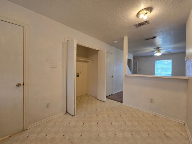 Building Photo - RENT SPECIAL - AVAILABLE NOW!