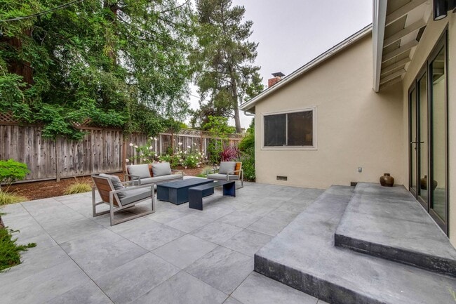 Building Photo - Amazing Midtown Home on a Quiet Cul-de-sac.