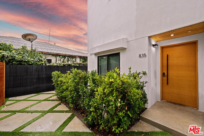 Building Photo - 835 N McCadden Pl