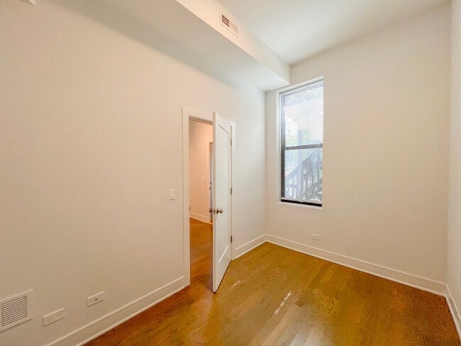 Building Photo - 951 W Armitage Ave