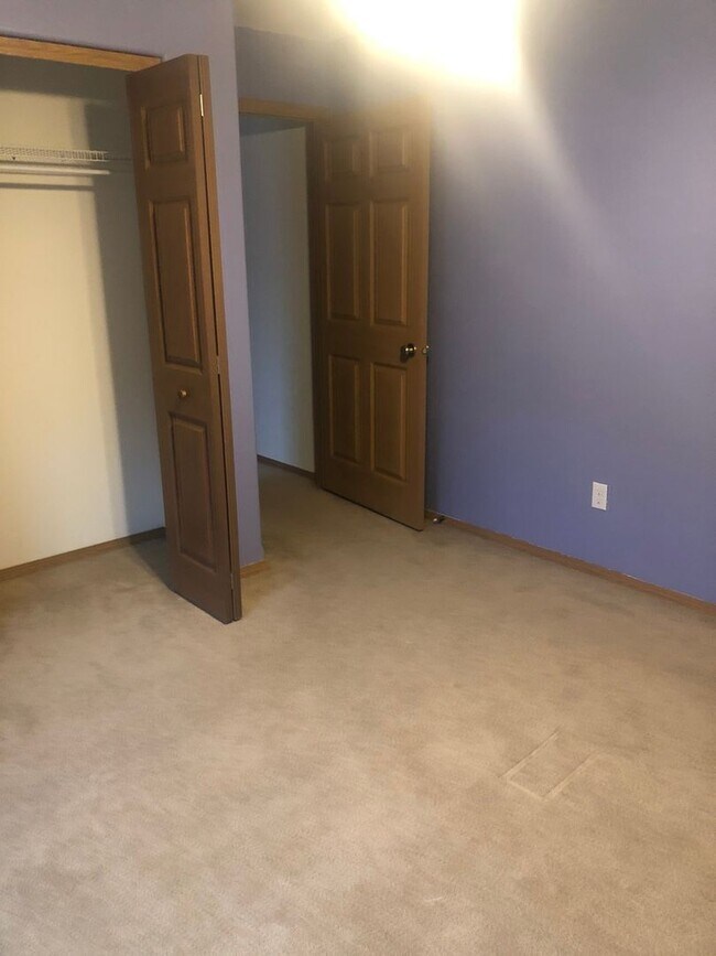 Building Photo - 3 Bedroom / 2 Bathroom Townhouse – Pet Fri...
