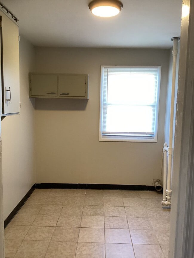 Building Photo - 116 S Van Lear St
