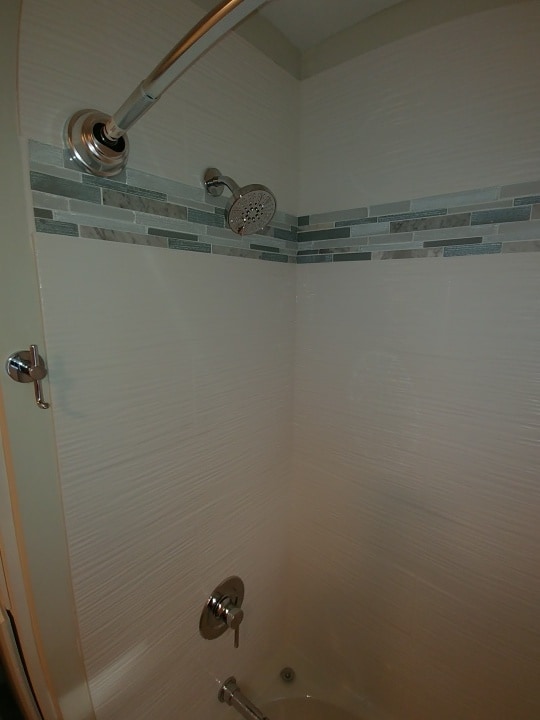 Shower and tub unit - 1230 Hewitt Ave