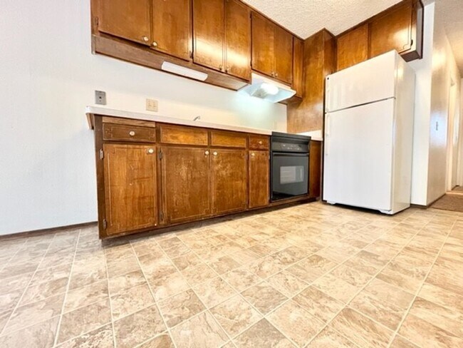 Interior Photo - 417 Orange St