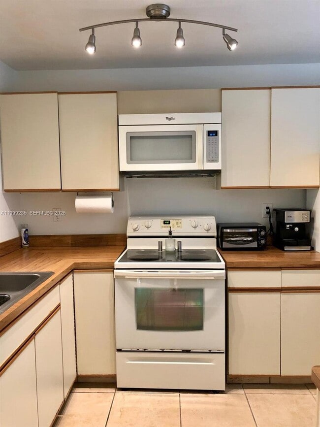 Building Photo - 6660 SW 130th Ave