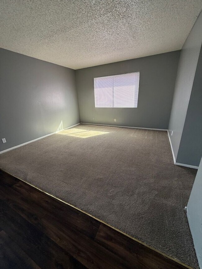 Building Photo - 737 Lilly Ln