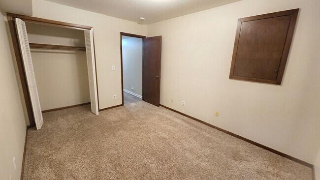 Building Photo - Spacious 2 Bedroom Condo for Rent in Urbandale