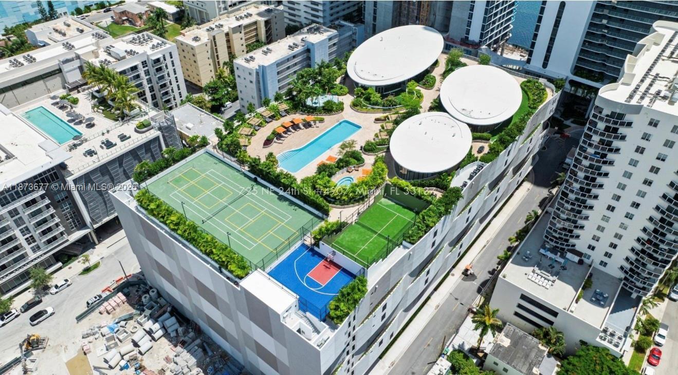 Building Photo - 700 NE 24th St