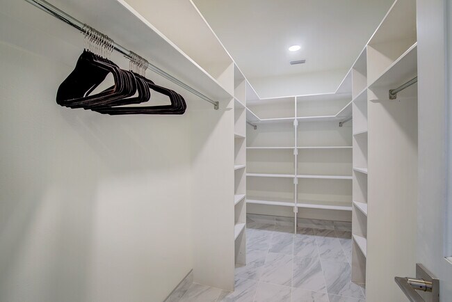 Building Photo - 8402 Columbia Dr