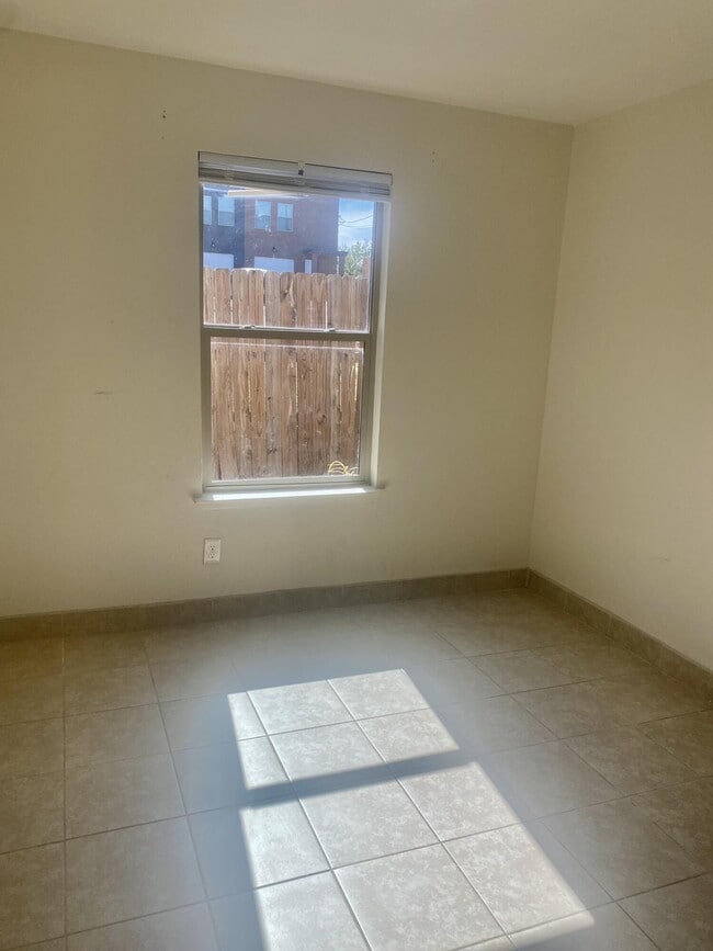 Building Photo - 3328 Lincoln Ave