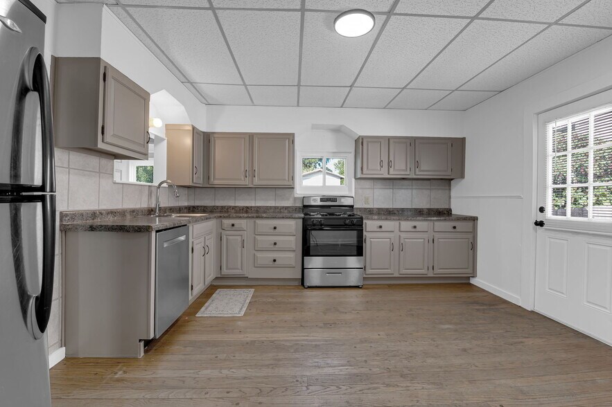 Building Photo - 9919 Clyde Ave