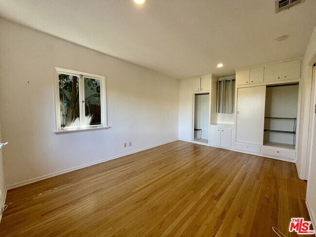 Building Photo - 6216 Temple Hill Dr