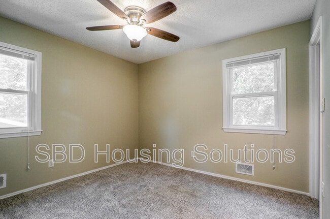 Building Photo - 107 SE Brentwood Dr