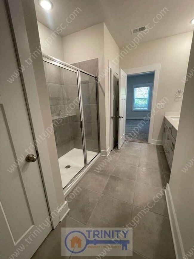 Building Photo - Beautiful and spacious! Ready for move in!