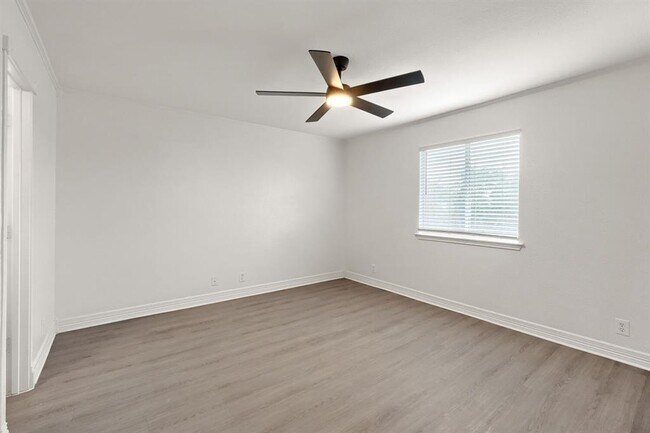 Building Photo - 184 Unity