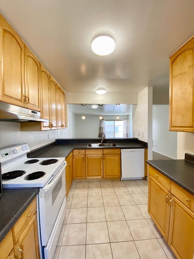 Building Photo - 3 Bedroom Condo in Clairemont with Spaciou...