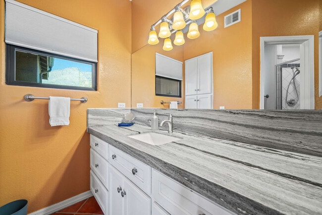 Building Photo - 6655 N Canyon Crest Dr