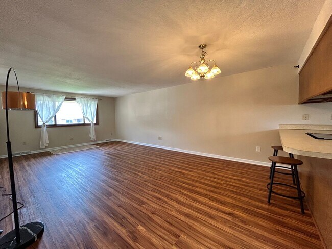 Building Photo - Recently Remodeled 2Bd/2Ba with Attached G...