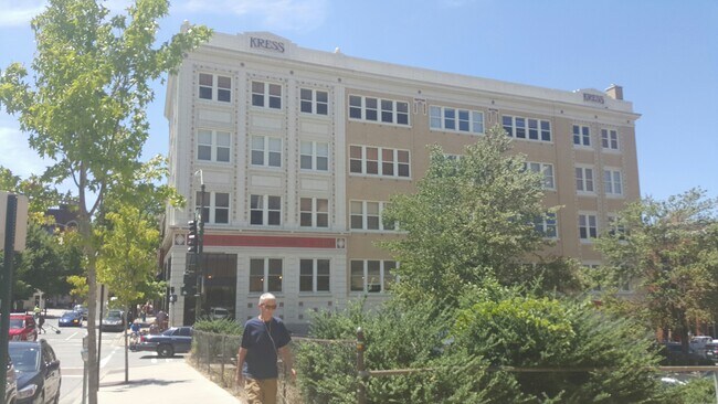 Building Photo - 59 College St