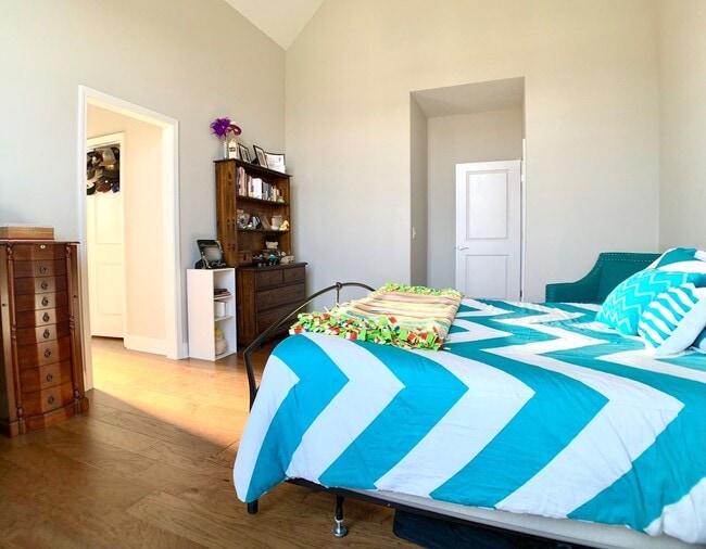 Building Photo - 585 Dexter Dr