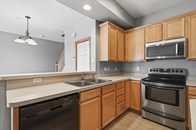 Building Photo - The Lakes Townhome