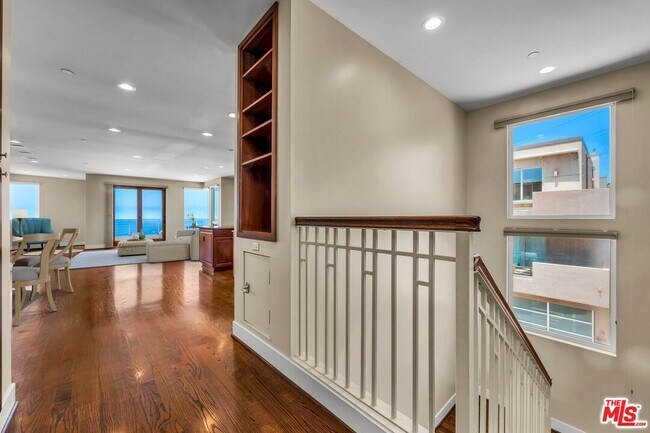 Building Photo - 308 Gull St
