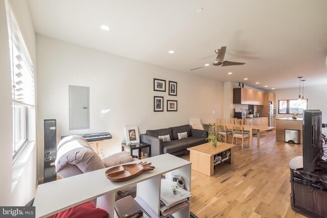 Building Photo - 439 Moyer St