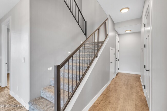 Building Photo - 1584 Majestic Way