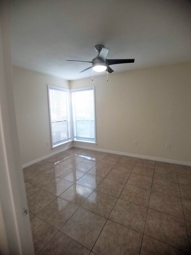 Building Photo - Beautiful 2/2 Towhhouse Feel Condo  x Rent...