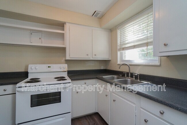 Building Photo - 605 University Ridge