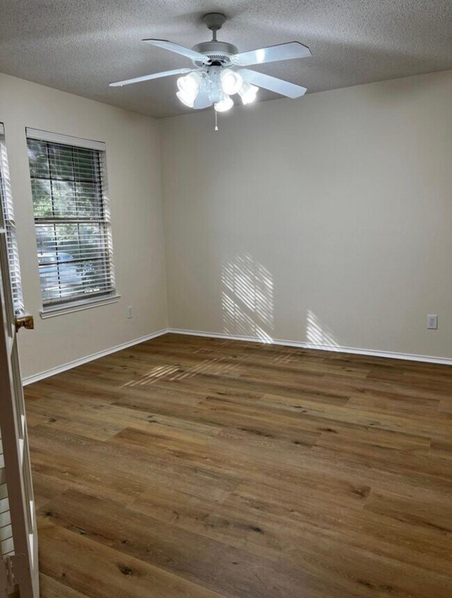 Building Photo - 1414 Lochspring Dr