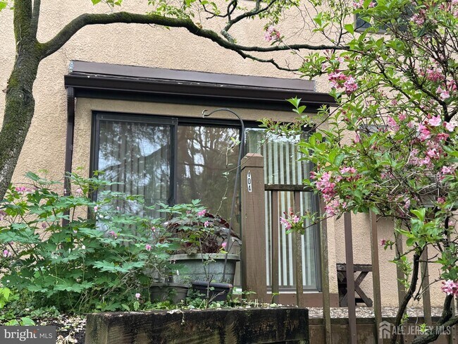 Building Photo - 104 Sayre Dr