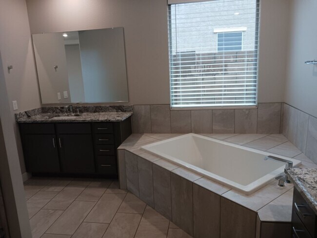 Building Photo - Single Family Home-  5 bedrooms 3 Baths