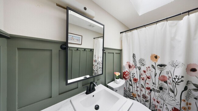 Building Photo - 3 Bed 2.5 Bath - Exceptional Condition - P...