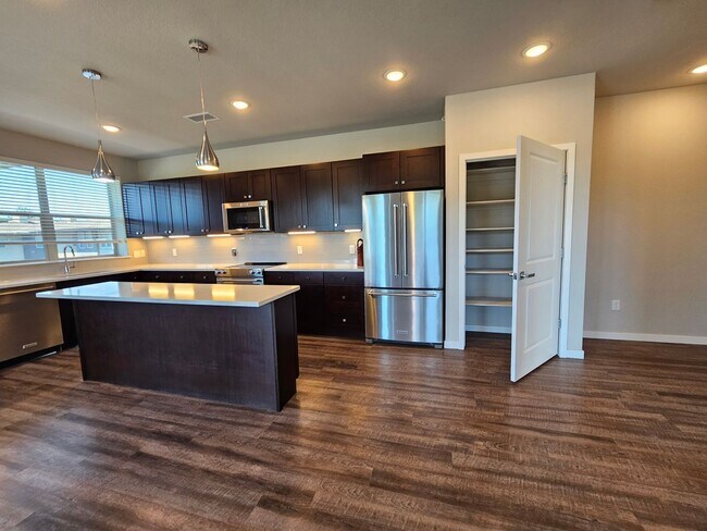 Building Photo - Gorgeous and Bright 2 Bed 2 Bath Large 3rd...