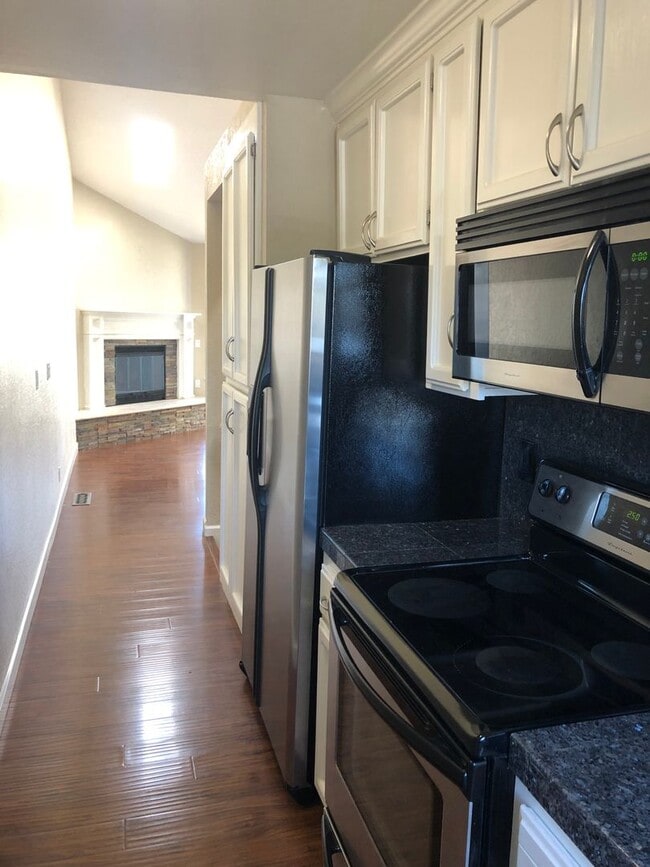 Building Photo - 2Br/2Ba - 1 Car Garage Townhouse in the He...