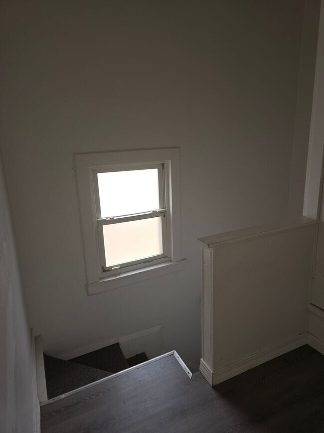 Building Photo - 301 E Lorena Ave