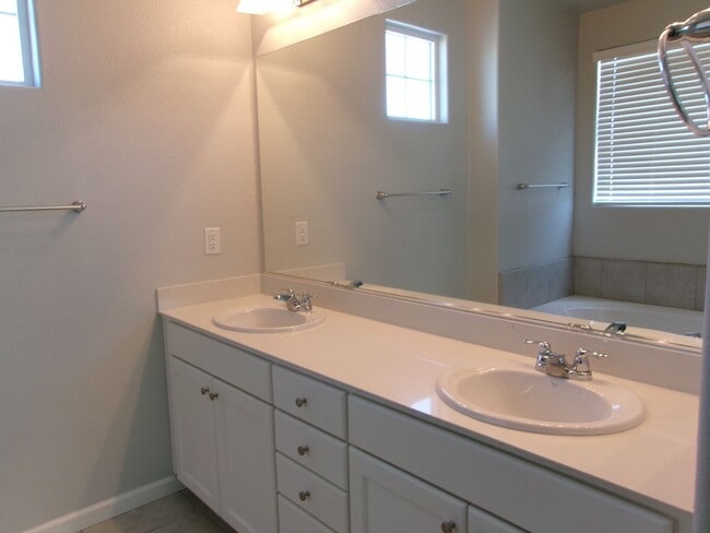 Building Photo - Beautiful 4 bedroom, 2-1/2 bath home in Wingfield Springs