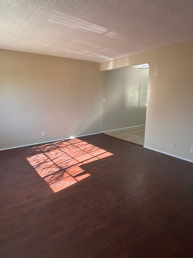 Building Photo - 2 bedroom 1 bath available now in East LA!