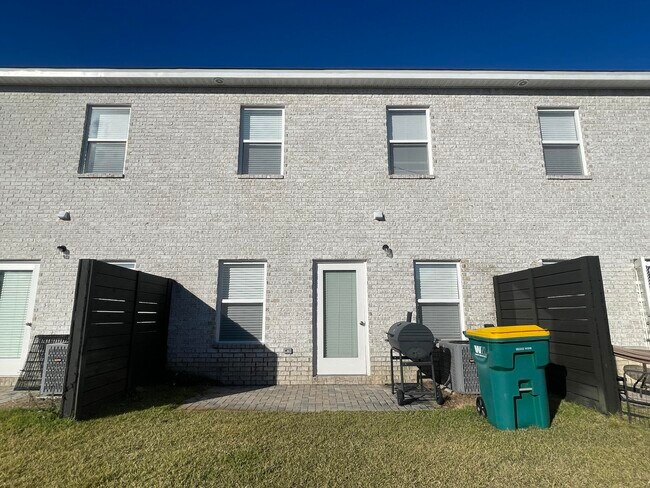Building Photo - 1832 Stable Ln
