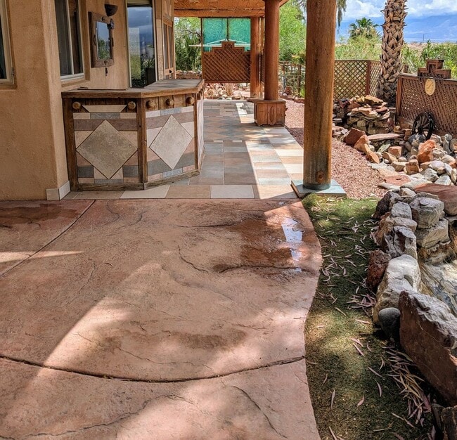 Building Photo - Santa Fe Vistas House!