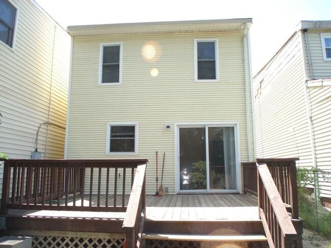 Building Photo - Home Sweet Home! Awesome 3 Bedroom/2 Bath Near VCU Is Just Waiting For You To Tour!