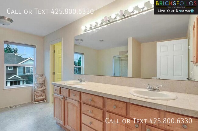 Building Photo - Dream Kitchen, Dual Fireplaces: Find Your Stylish Sanctuary in Redmond Ridge.