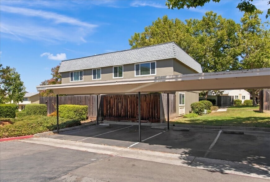 Building Photo - 1811 Queen Victoria Way