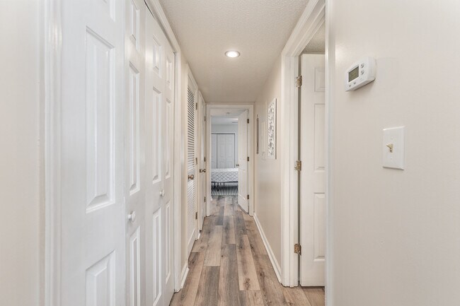 Building Photo - 4242 Pinehurst Cir