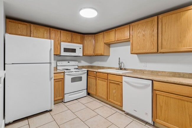 Building Photo - Bright Cozy Home w/ Deck & Yard Near Des M...